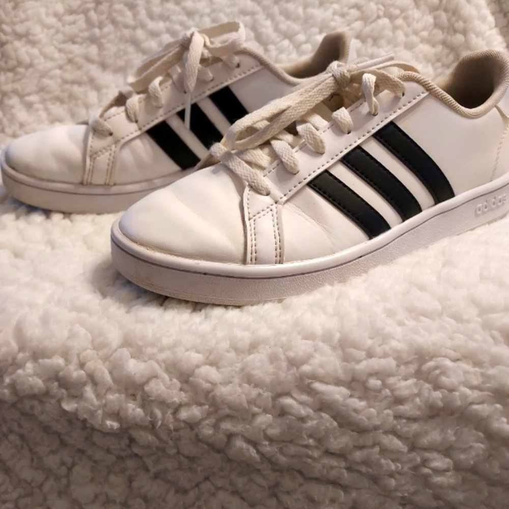 Adidas 3 Stripe Grand Court 2.0 Tennis Shoe Sneakers Kids size 2 White/B…